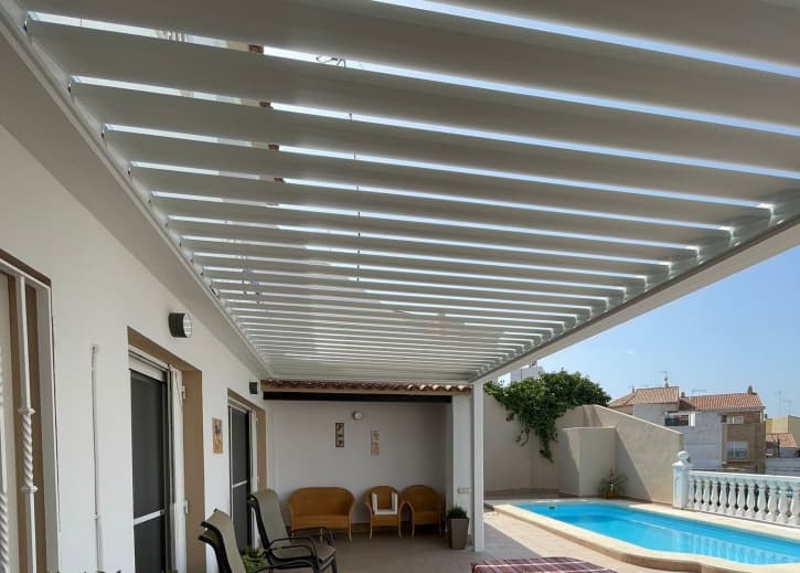 Pérgola de lona tensada curvada